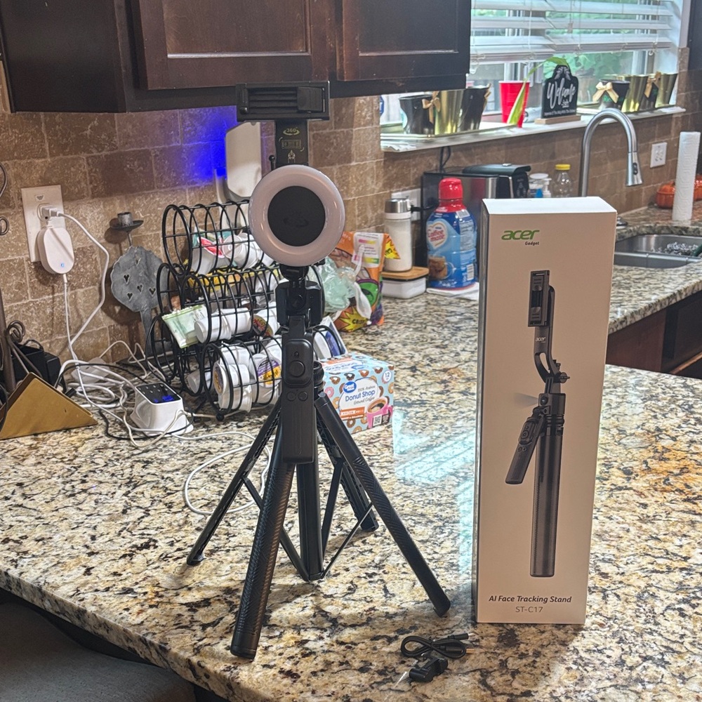 Acer AI Face Tracking Stand with Ring Light - Black